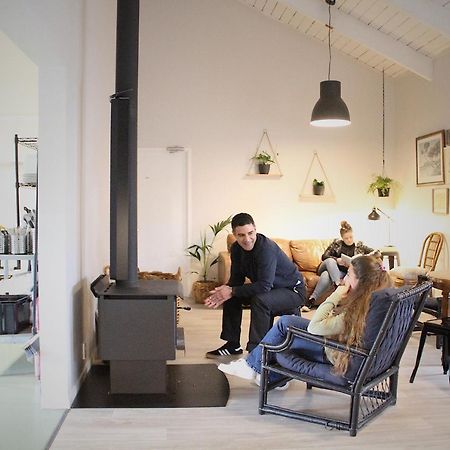 Hugo & Carters Backpackers & Motel Tauranga Exterior photo A wood burning stove in a home