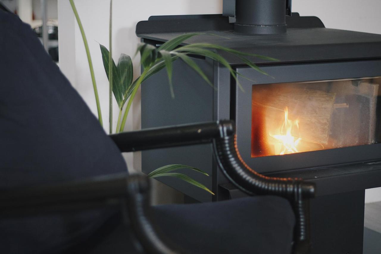 Hugo & Carters Backpackers & Motel Tauranga Exterior photo A wood stove
