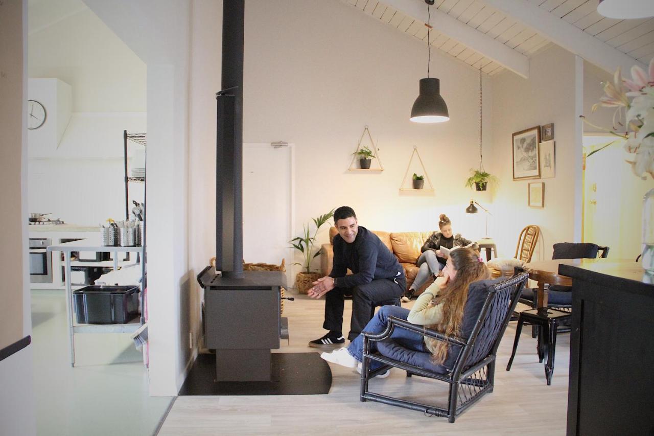 Hugo & Carters Backpackers & Motel Tauranga Exterior photo A wood burning stove in a home