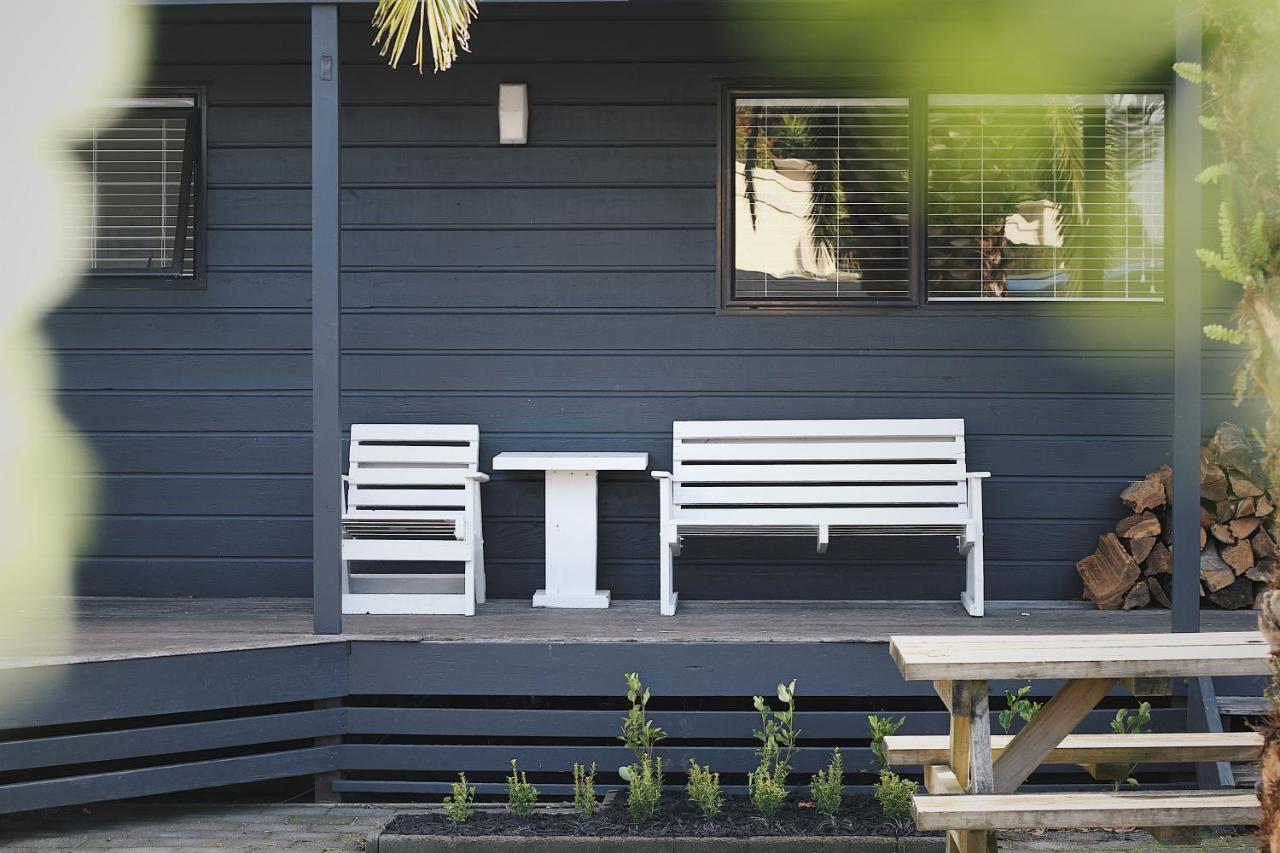 Hugo & Carters Backpackers & Motel Tauranga Exterior photo A modern bench