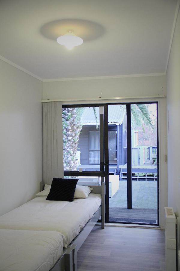 Hugo & Carters Backpackers & Motel Tauranga Exterior photo A sliding door