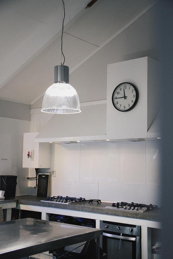 Hugo & Carters Backpackers & Motel Tauranga Exterior photo A wall clock