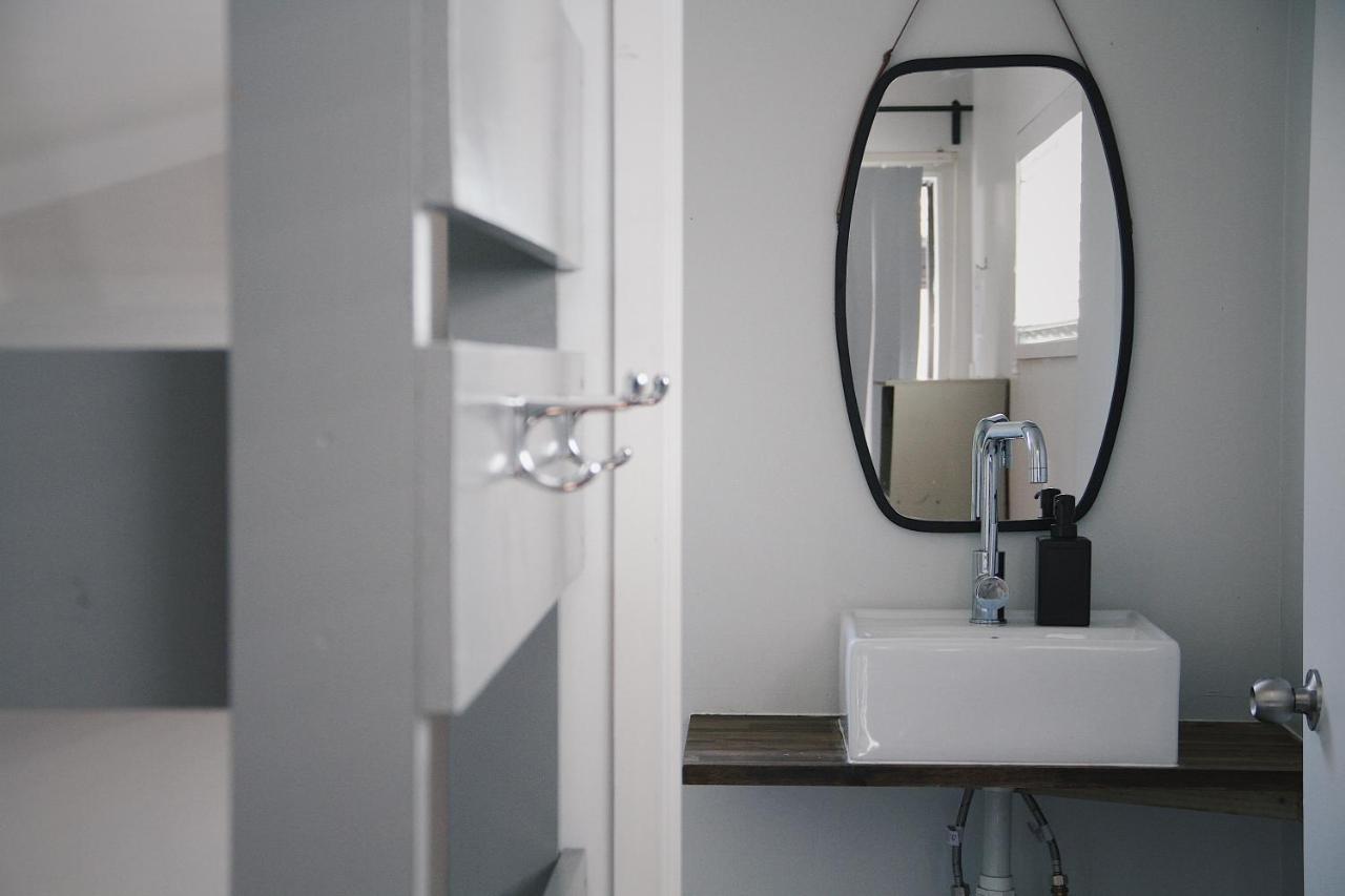 Hugo & Carters Backpackers & Motel Tauranga Exterior photo Bathroom