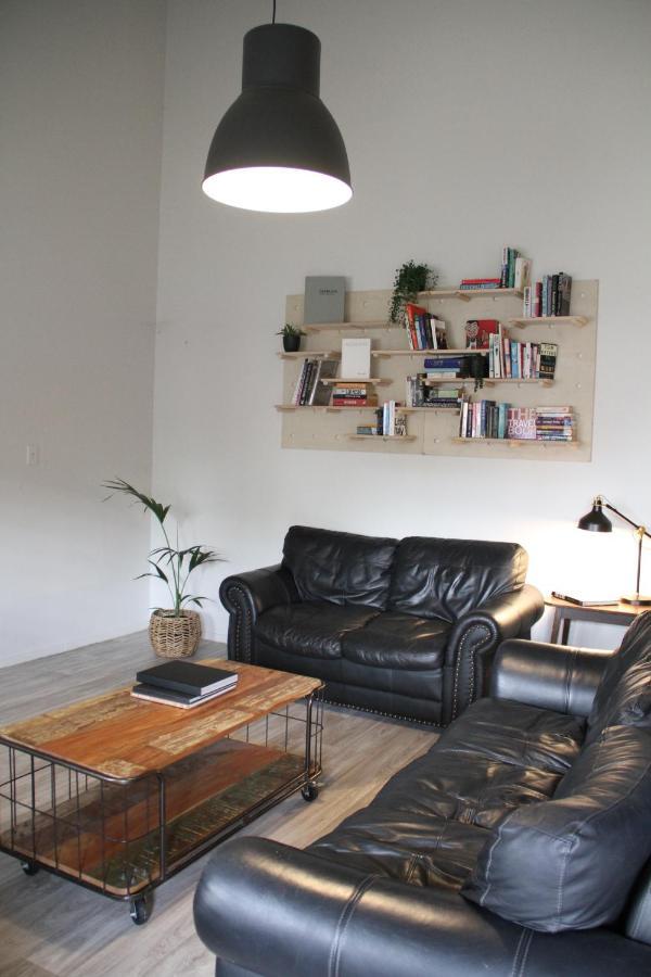 Hugo & Carters Backpackers & Motel Tauranga Exterior photo A living room with a leather sofa