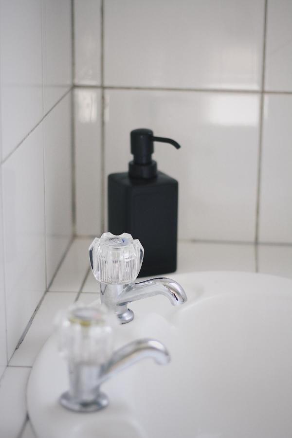 Hugo & Carters Backpackers & Motel Tauranga Exterior photo A soap dispenser