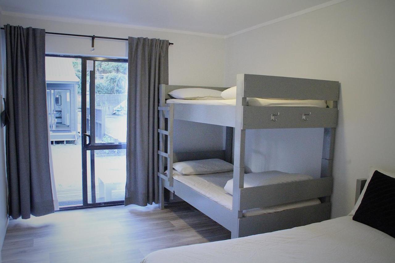 Hugo & Carters Backpackers & Motel Tauranga Exterior photo A bunk bed in a hotel room