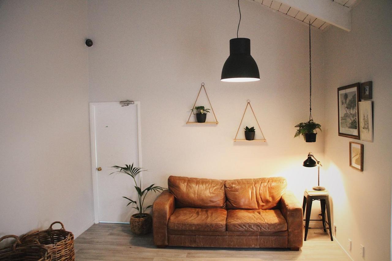 Hugo & Carters Backpackers & Motel Tauranga Exterior photo A living room with a leather sofa