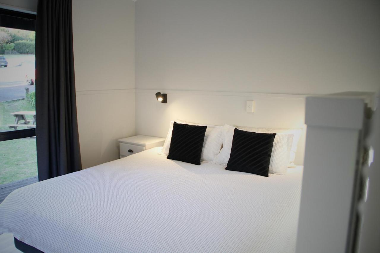 Hugo & Carters Backpackers & Motel Tauranga Exterior photo A bedroom at the hotel