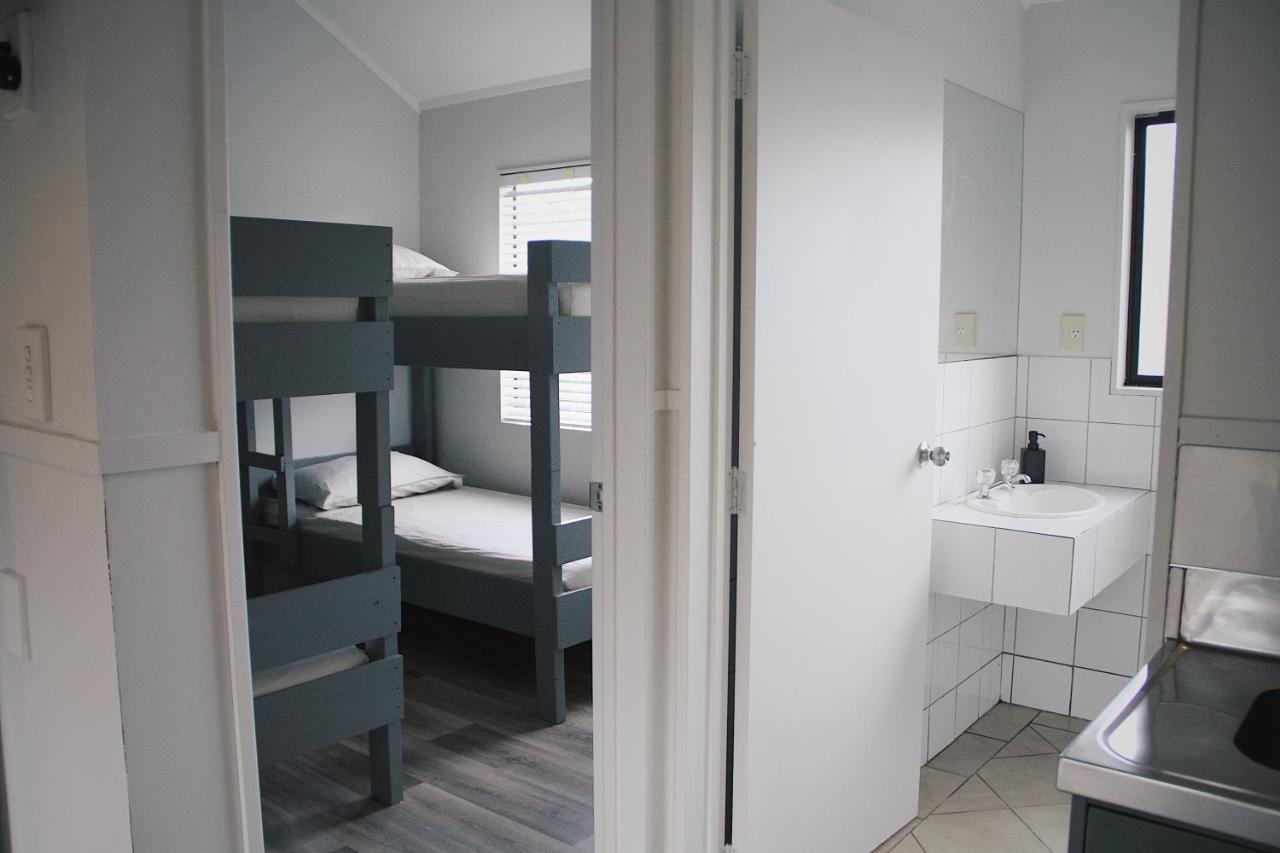 Hugo & Carters Backpackers & Motel Tauranga Exterior photo A bunk room at a hostel