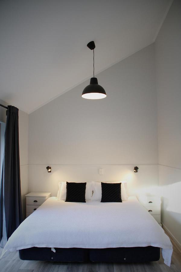 Hugo & Carters Backpackers & Motel Tauranga Exterior photo A pendant light